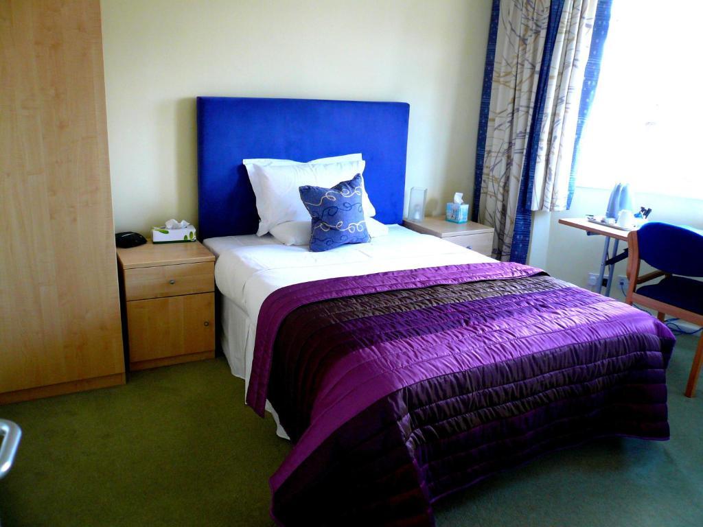 Malvern House High Wycombe Room photo