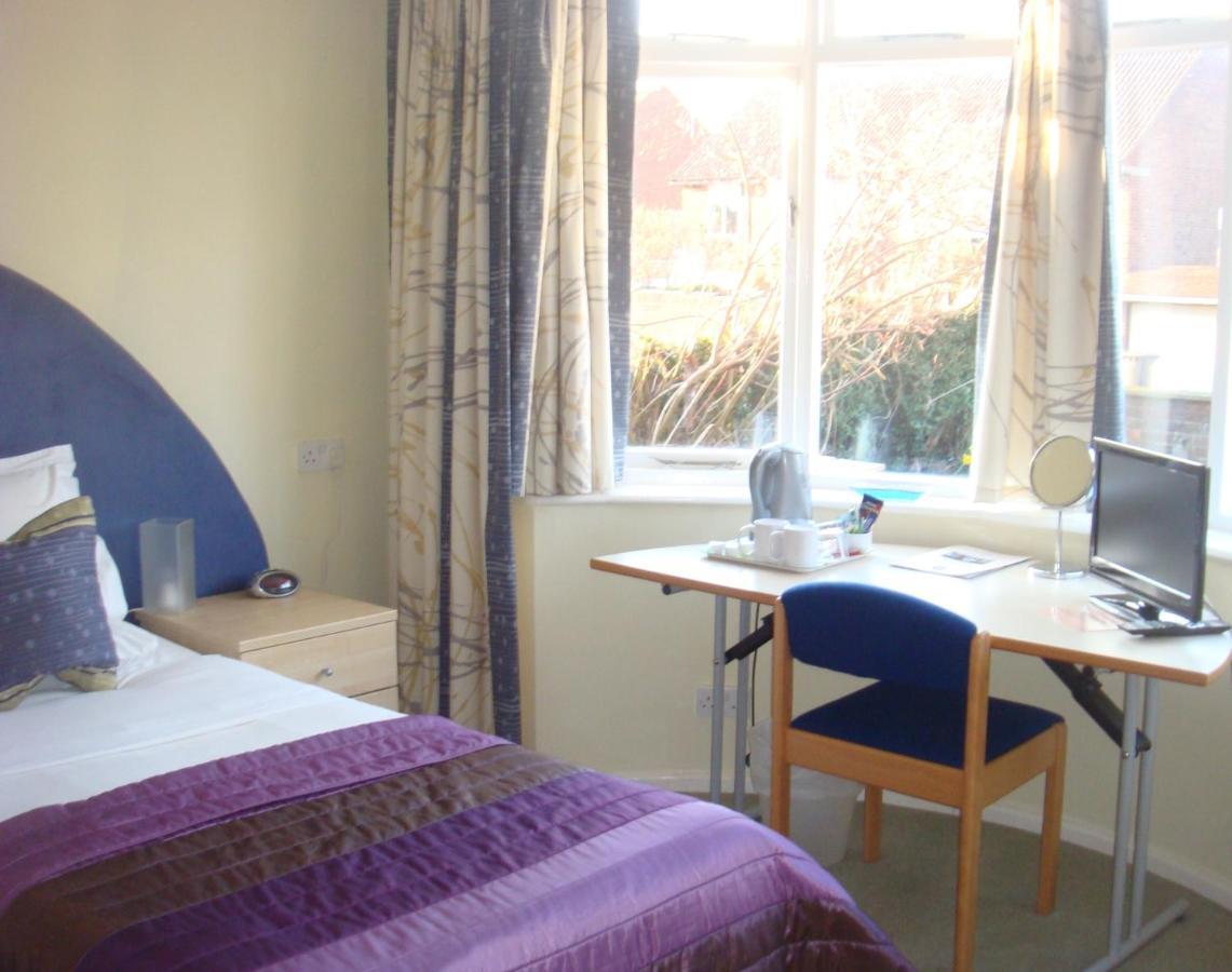 Malvern House High Wycombe Room photo